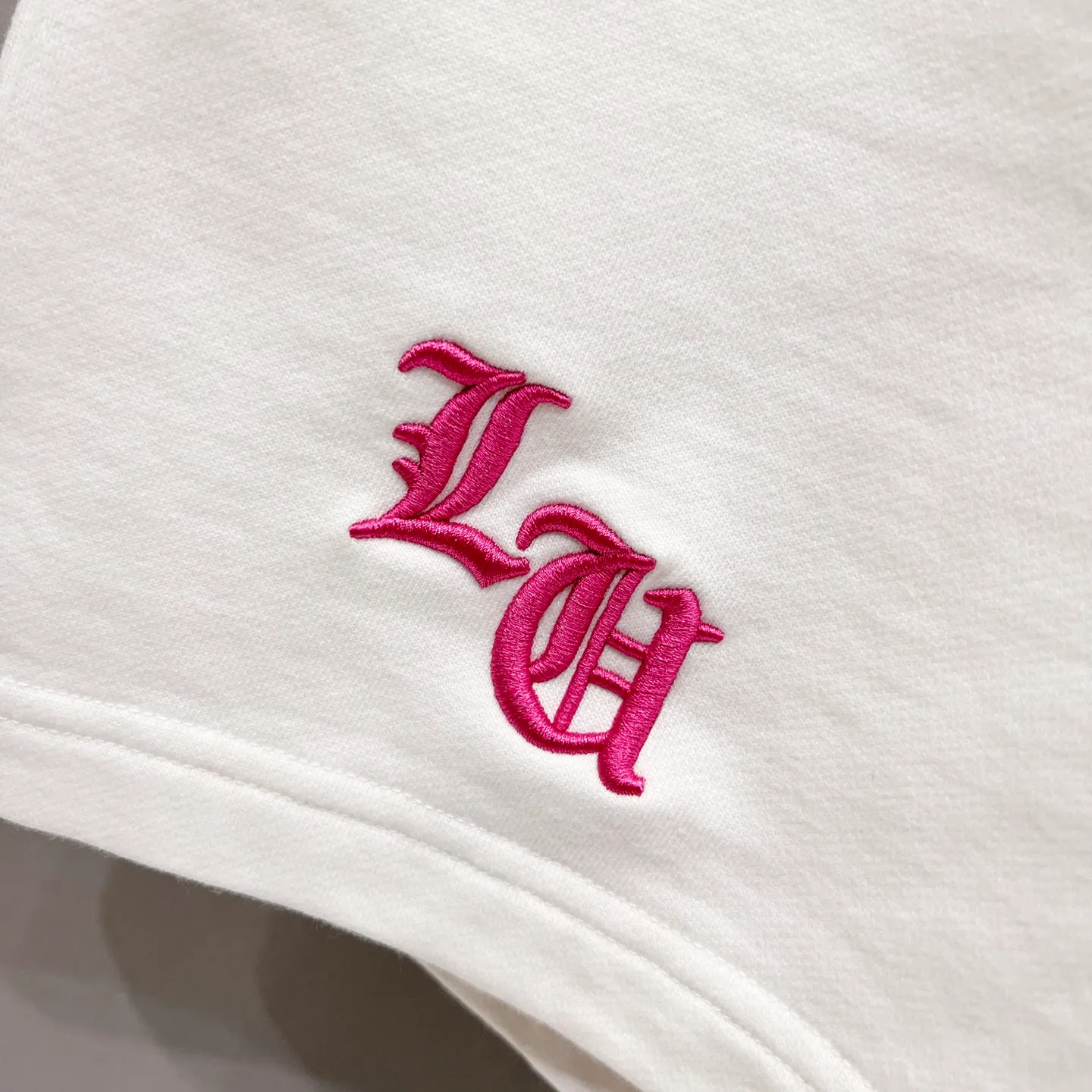 P190 chrome hearts/Chrome hearts pure cotton terry fabric shorts, three-dimensional Sanskrit cross hardware embroidery🪡LOGO logo, official synchronization, high version, high quality, fashionable personality, versatile trend, pure original quality, original fabric, tag, collar label, washed wheat, complete three standards, color: black, white, apricot. Size: S-XL